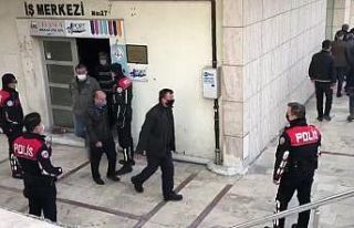 Kumarhaneye çevrilen iş merkezinde 25 kişi suçüstü...