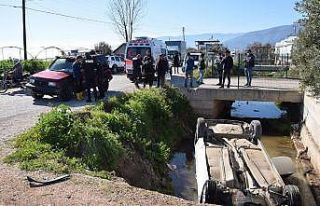 Kumluca’da otomobil sulama kanalına düştü: 2...