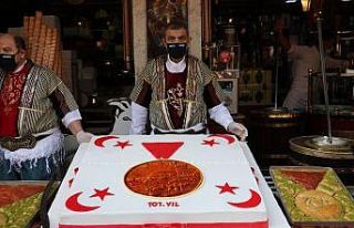 Kurtuluşa özel 150 kilogramlık madalyalı dev pasta
