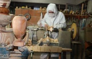 Kurumuş ağaçları sanat eserine dönüştürüyor