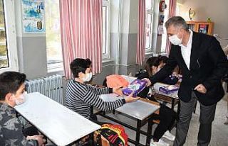 Kuşadası Belediyesi öğrencilere eğitim seti dağıttı