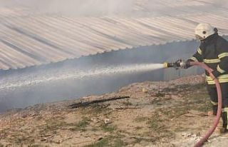 Kuşadası’nda inşaat konteynerleri alev alev yandı