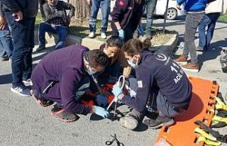 Kuşadası’nda kamyonet ile motosiklet çarpıştı,...