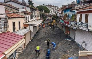 Kuşadası’nın turistik çarşılarında yenileme...
