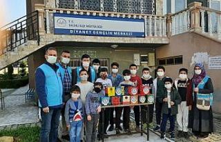 Kuşlar için yuva yapıp, ağaçlara astılar