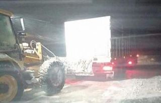 Kütahya’da tipi nedeniyle yolda kalan tır ve otomobil...