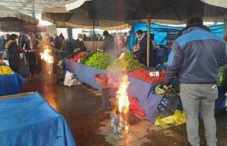 Kütahyalı pazarcılar tenekede ateş yakarak ısınıyor