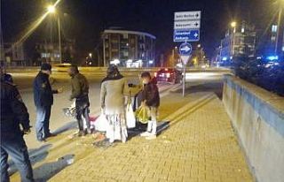 Lüks araçla dilenmeye geldiler, zabıtaya yakalandılar