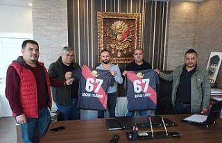 Maden şehidi formaları iş adamlarına dağıtılıyor