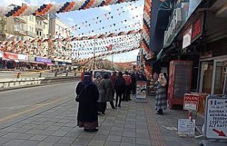 Mağaza kuyruğunda korona virüse davetiye çıkardılar