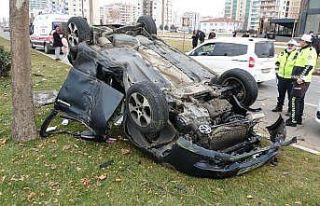 Makas atan sürücü direksiyon hakimiyetini kaybetti:...