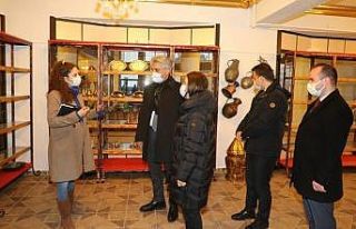 Makas çifti, kadınların el emeği göz nuru ürünlerini...