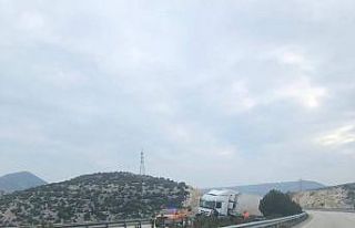 Makas yaparak devrilen tır yolu kapattı