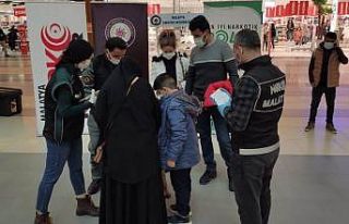 Malatya polisi Uyuşturucuyla mücadele için broşür...