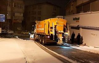 Maltepe Belediyesi 250 kişilik ekibiyle kar nöbetine...