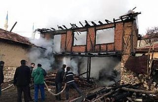 Mangal yaparken 2 katlı evini yaktı