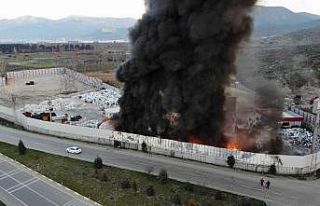 Manisa’da geri dönüşüm tesisinde yangın