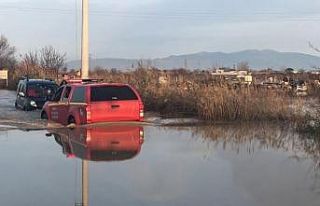 Manisa’da sel sularında mahsur kalan 5 araç itfaiye...