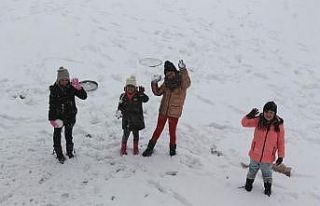 Manyas’ta kara en çok çocuklar sevindi