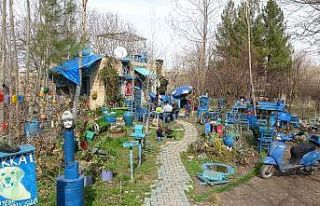 Mardin’deki bu evin bahçesi ’Şirinler köyünü’...