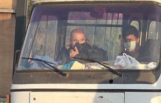 Maskesiz yakalanınca yüzünü montuyla kapattı