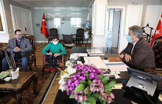 Melikgazi Belediyesi engelli gence tekerlekli sandalye...