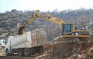 Melikgazi’de yol açma çalışmalarına hız kesmeden...