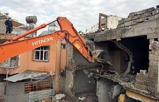 Mersin’de can güvenliğini tehdit eden metruk binalar...