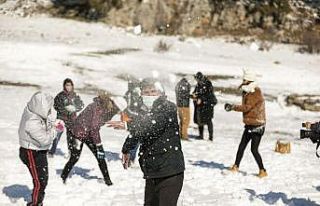 Mersin’de özel gereksinimli çocuklara kar sürprizi