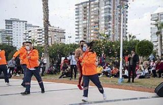 Mersinlilere dans sürprizi: Sahili temizlerken birden...