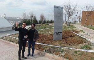 Metal bloku tanıtım için belediyenin parka diktiği...