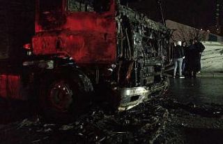 Metro şantiyesine yük taşıyan tır alev alev yandı