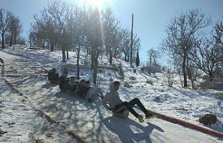 Mezarlık yolunu piste çevirdiler, bidonlarla kaydılar