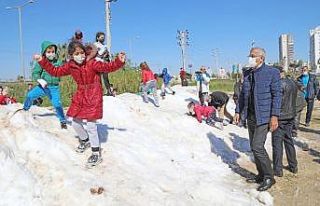 Mezitlili çocuklar, ayaklarına kadar gelen karda...