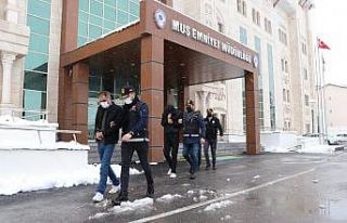 Midesinde uyuşturucu sevkiyatı yapan 2 kişi, polisin...