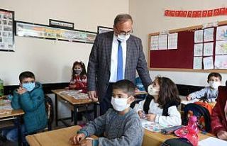 Milli Eğitim Müdürü Alagöz öğrencilerle bir...