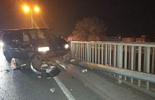 Minibüs bariyerlere çarptı: 1 yaralı