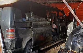 Minibüs ile kamyonet çarpıştı 4 yaralı