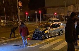 Minibüs ile otomobil çarpıştı: 2 yaralı