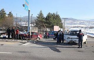 Minibüs ile otomobil kavşakta çarpıştı: 2 yaralı