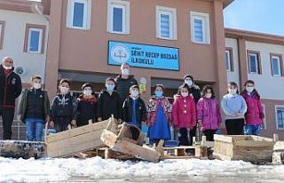 Minik elleriyle çöplerden kütüphane yaptılar