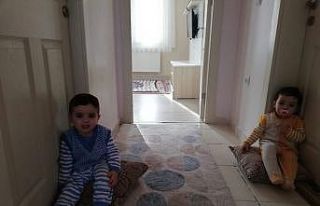 Minik ikizlerin kapı açma numarası şoke etti