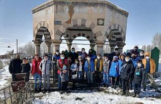 Miniklerden türbeye ziyaret