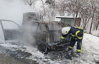 Motor kısmından alev alan otomobil küle döndü