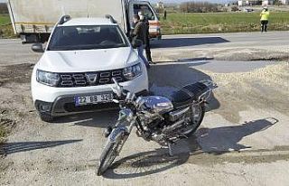 Motosiklet otomobile çarptı: 1 yaralı