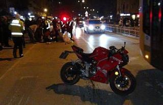 Motosikletle bisiklet çarpıştı: 3 yaralı
