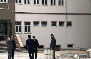 Müdür Başyiğit, yeni inşa edilen okulda incelemelerde...