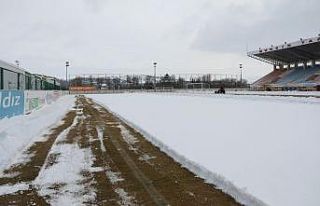 Muhsin Yazıcıoğlu Stadyumu kardan temizleniyor
