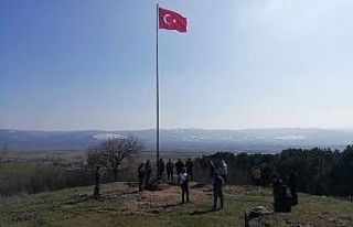 Muhtar söz verdiği dev Türk bayrağını dikti