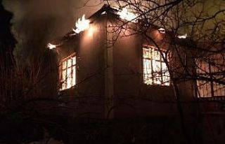 Muradiye’de çıkan yangında bir ev küle döndü